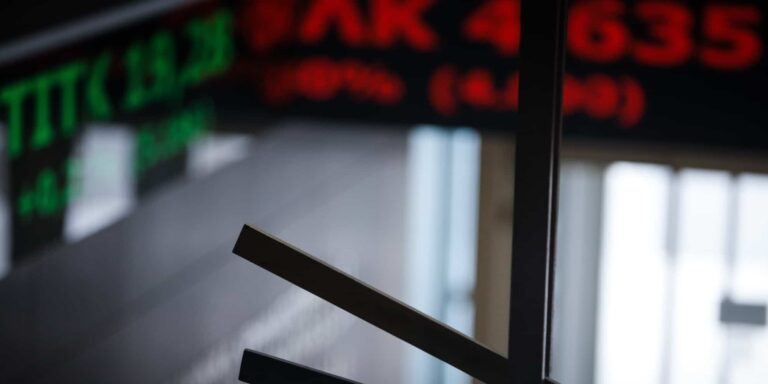 Πτωτικές τάσεις στο Χρηματιστήριο – Αντίστροφο κλίμα στην Ευρώπη
