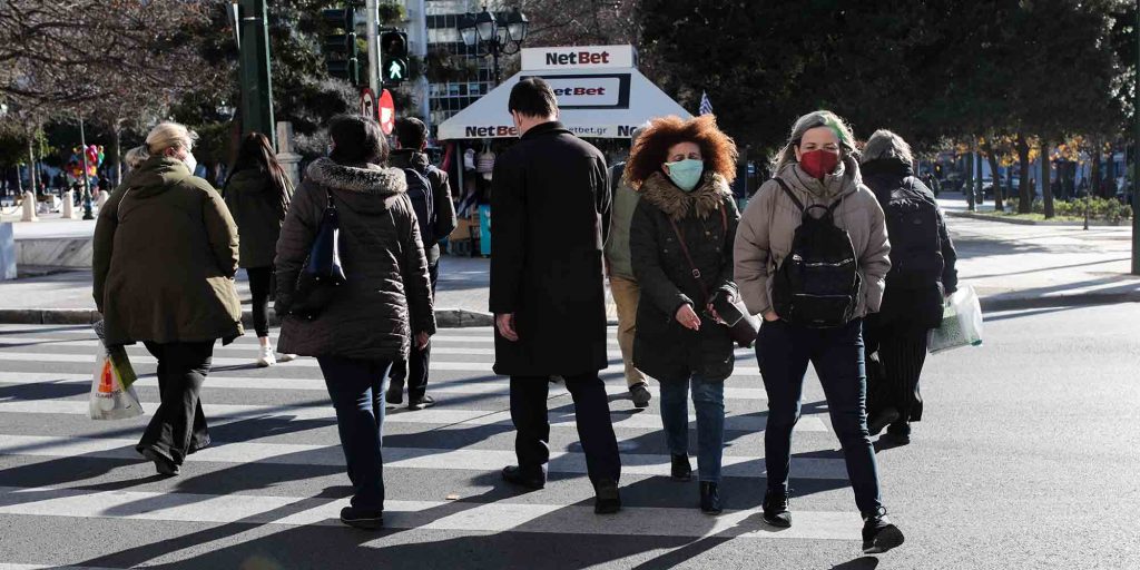 Ο κόσμος στο κέντρο της Αθήνας με μάσκα