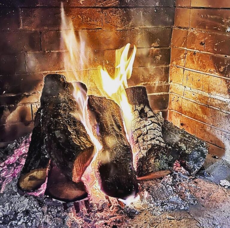 Ο Δήμος Γλυφάδας διανέμει δωρεάν ξύλα στους δημότες του