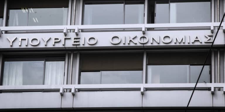 Έρχονται νέες μόνιμες μειώσεις φόρων – Προτεραιότητα το «λίφτινγκ» στην φορολογική κλίμακα