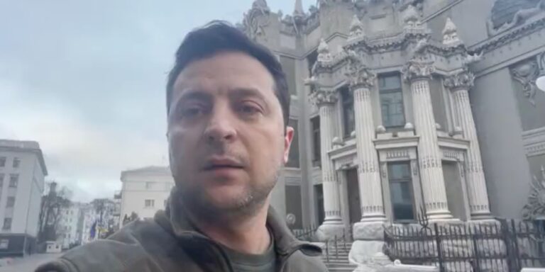 Ζελένσκι: «Fake news ότι καταθέτουμε τα όπλα, είμαστε εδώ, υπερασπιζόμαστε την Ουκρανία» (βίντεο)