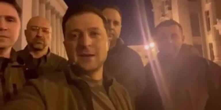 Ο Ζελένσκι διέψευσε τις φήμες πως εγκατέλειψε την Ουκρανία: «Είμαστε όλοι εδώ, στο Κίεβο» (βίντεο)