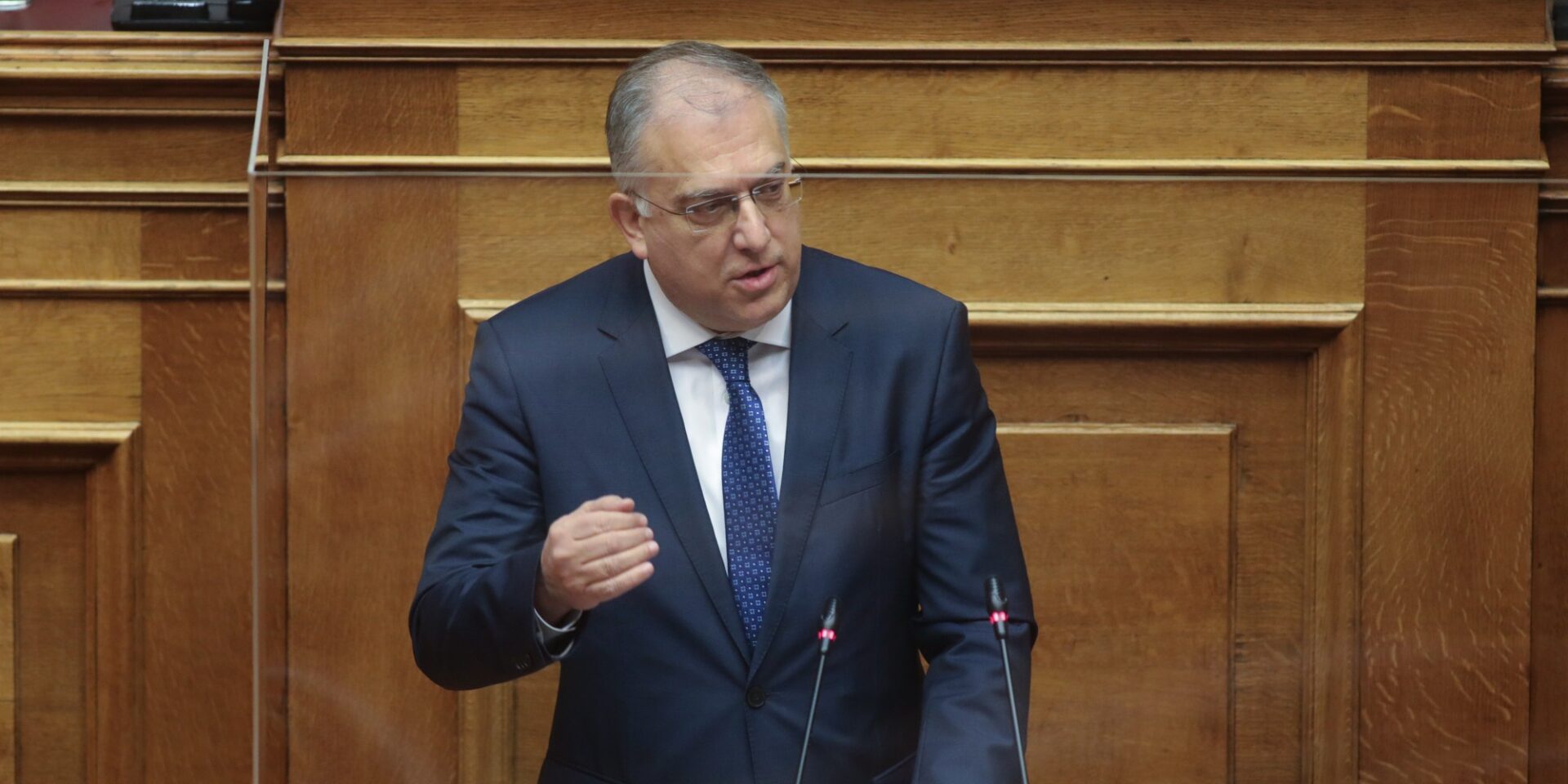 O Τάκης Θεοδωρικάκος στη Βουλή