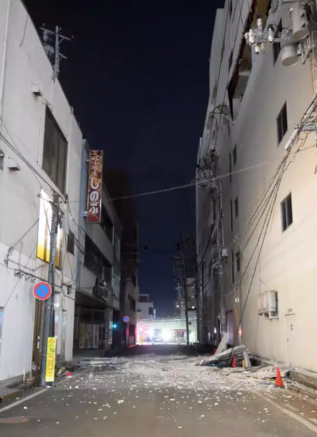 Κατεστραμμένο, από τον σεισμό, κτίριο στην Ιαπωνία