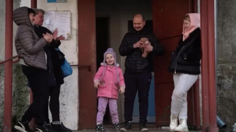 Κοριτσάκι στην Ουκρανία γιορτάζει τα γενέθλιά του σε καταφύγιο – Το συγκινητικό βίντεο που έγινε viral