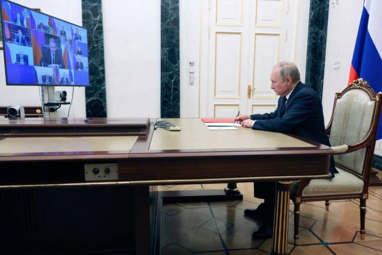 Στριμωγμένη η ρωσική οικονομία: Μείωση του ΑΕΠ και εκτόξευση του πληθωρισμού βλέπει η Κεντρική Τράπεζα