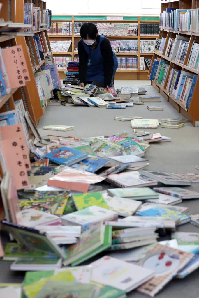Βιβλιοθήκη μετά τον σεισμό στην Ιαπωνία