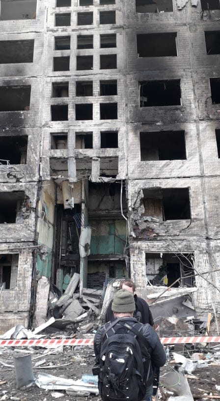 Η βομβαρδισμένη πολυκατοικία στο Κίεβο