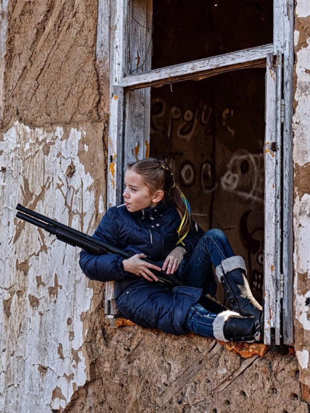 Το κορίτσι με το γλειφιτζούρι και το όπλο