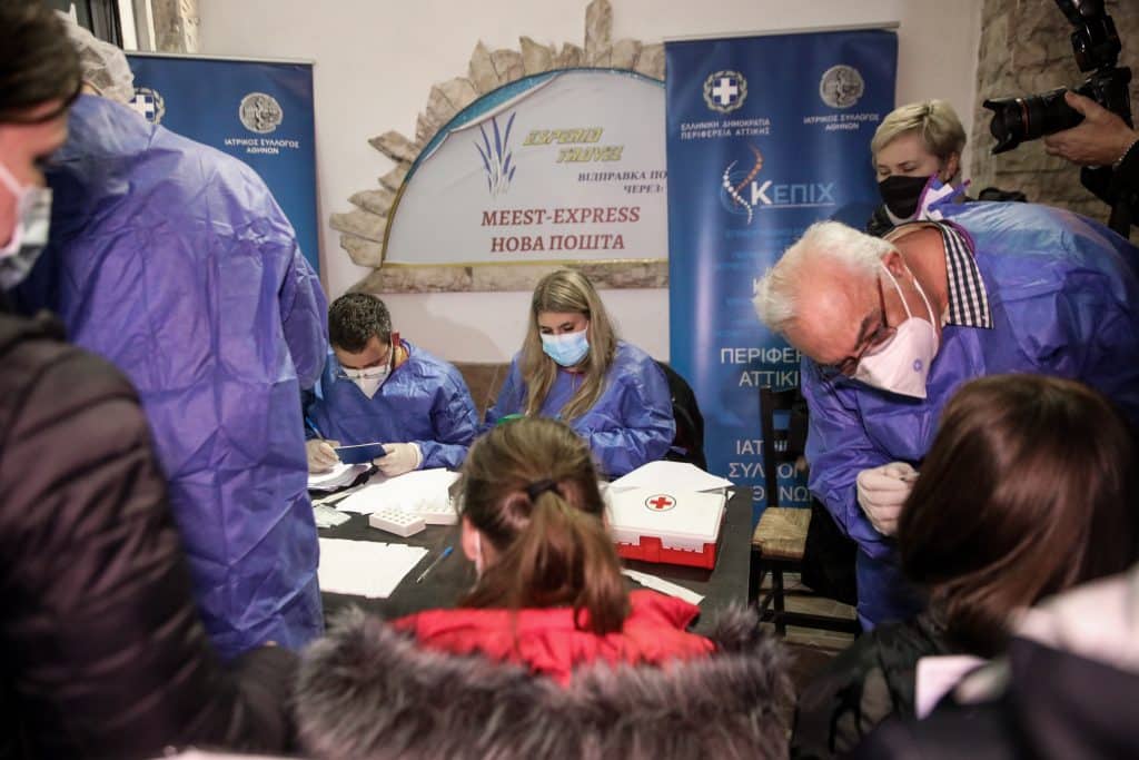 Ο ΙΣΑ κάνει rapid test για τον κορονοϊό στους Ουκρανούς πρόσφυγες που έφθασαν στην Αθήνα / Φωτογραφία: Eurokinissi