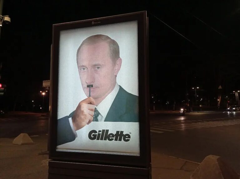 «Putler»: Η αιχμηρή «διαφήμιση» στο Τορίνο που παρουσιάζει τον Πούτιν ως Χίτλερ (εικόνα)