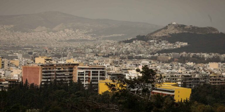 Καιρός: Ασθενείς βροχές την Δευτέρα με υψηλές θερμοκρασίες και αφρικανική σκόνη
