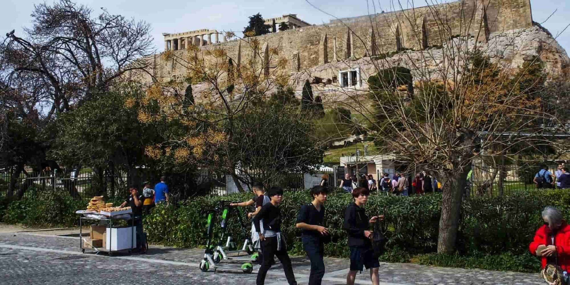 Τουρίστες περπατούν στην Ακρόπολη