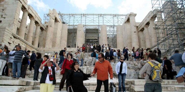 Θεριεύει ξανά ο κορονοϊός με 24.256 κρούσματα –  348 διασωληνωμένοι και 59 νέοι θάνατοι