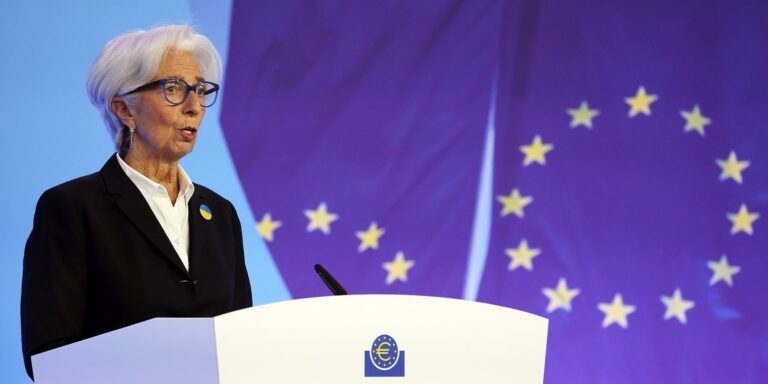 Η ΕΚΤ στηρίζει την Ελλάδα με αγορές ομολόγων – Αναμένει πληθωρισμό 5,1% και ανάπτυξη 3,7% στην Ευρωζώνη