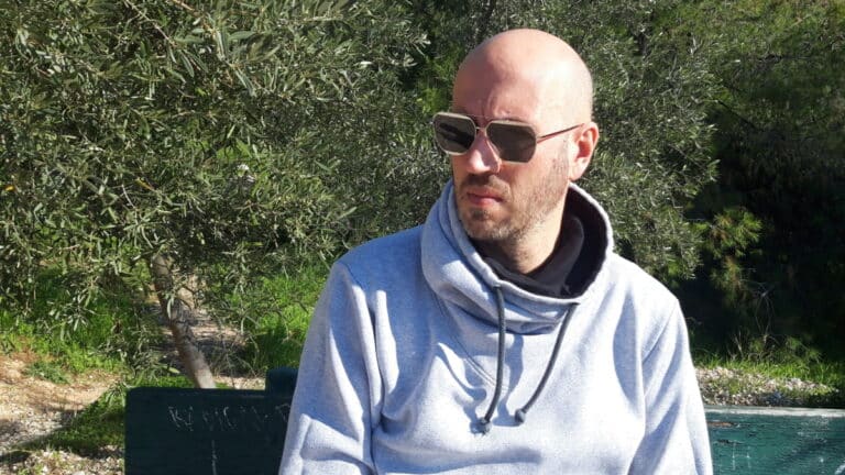 O stand-up comedian Δημήτρης Δημόπουλος στο «S»: «Αν εκφράζομαι ελεύθερα, θα δεχτώ και την ελεύθερη έκφραση των άλλων»