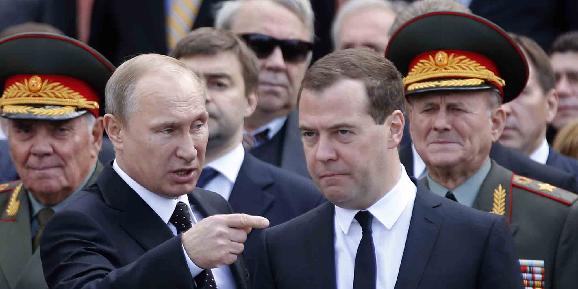 Ο πρώην πρόεδρος της Ρωσίας, Ντμίτρι Μεντβέντεφ, μαζί με τον Βλαντιμίρ Πούτιν