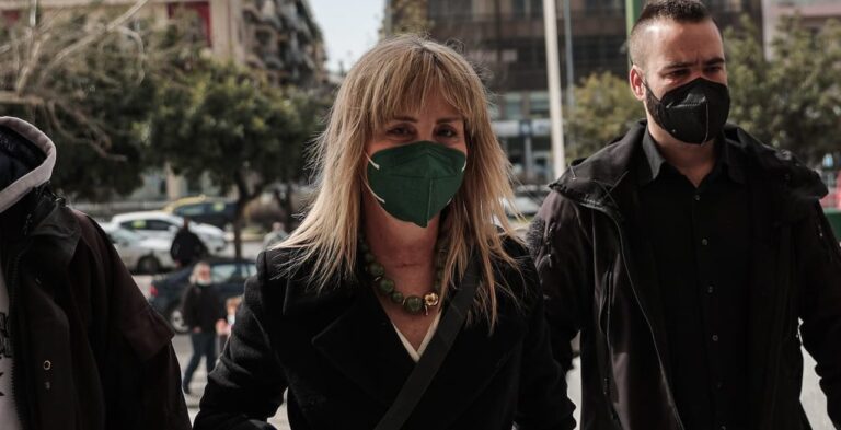 Υπόθεση Novartis: Τρίτη προθεσμία για να απολογηθεί πήρε η Ελένη Τουλουπάκη – Χειροκροτήθηκε από 30 άτομα
