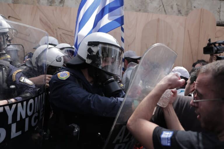 Ένταση και χημικά στη συγκέντρωση των υγειονομικών στη Βουλή – Ένας τραυματίας