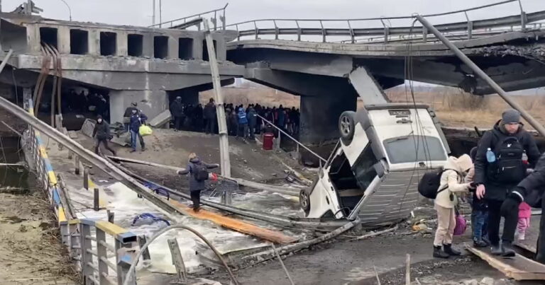 Ουκρανία: Περίπου 2.000 άμαχοι έχουν απομακρυνθεί από την πόλη Ιρπίν κοντά στο Κίεβο (βίντεο)