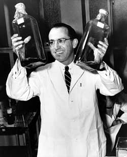 Ο Δρ. Τζόνας Σαλκ που ανακάλυψε το εμβόλιο κατά της πολυομελίτιδας