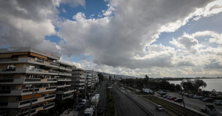 Καιρός: Νεφώσεις με πτώση της θερμοκρασίας – Πού θα πέσουν βροχές