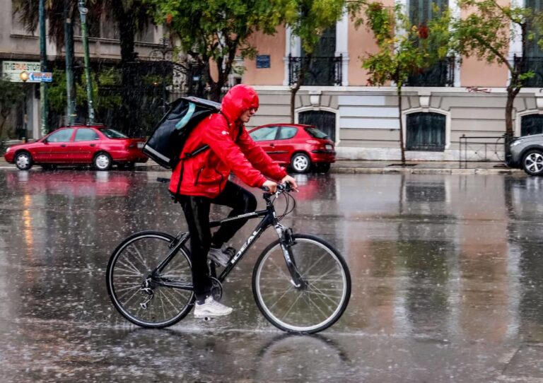 Καιρός: Παραμένει το χειμωνιάτικο σκηνικό με βροχές και καταιγίδες – Πού θα πέσουν χιόνια