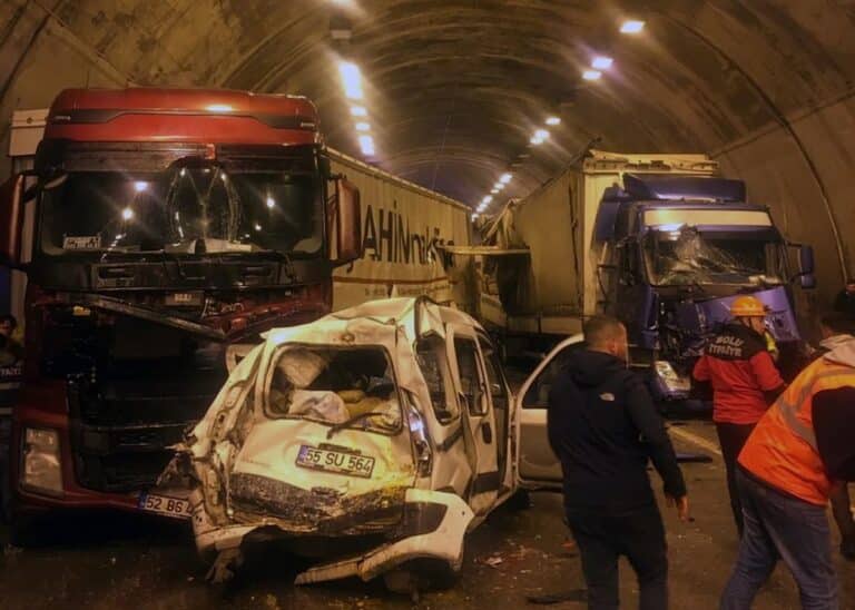 Τρομακτική καραμπόλα 18 οχημάτων σε μεγάλο τούνελ στην Τουρκία (εικόνες & βίντεο)