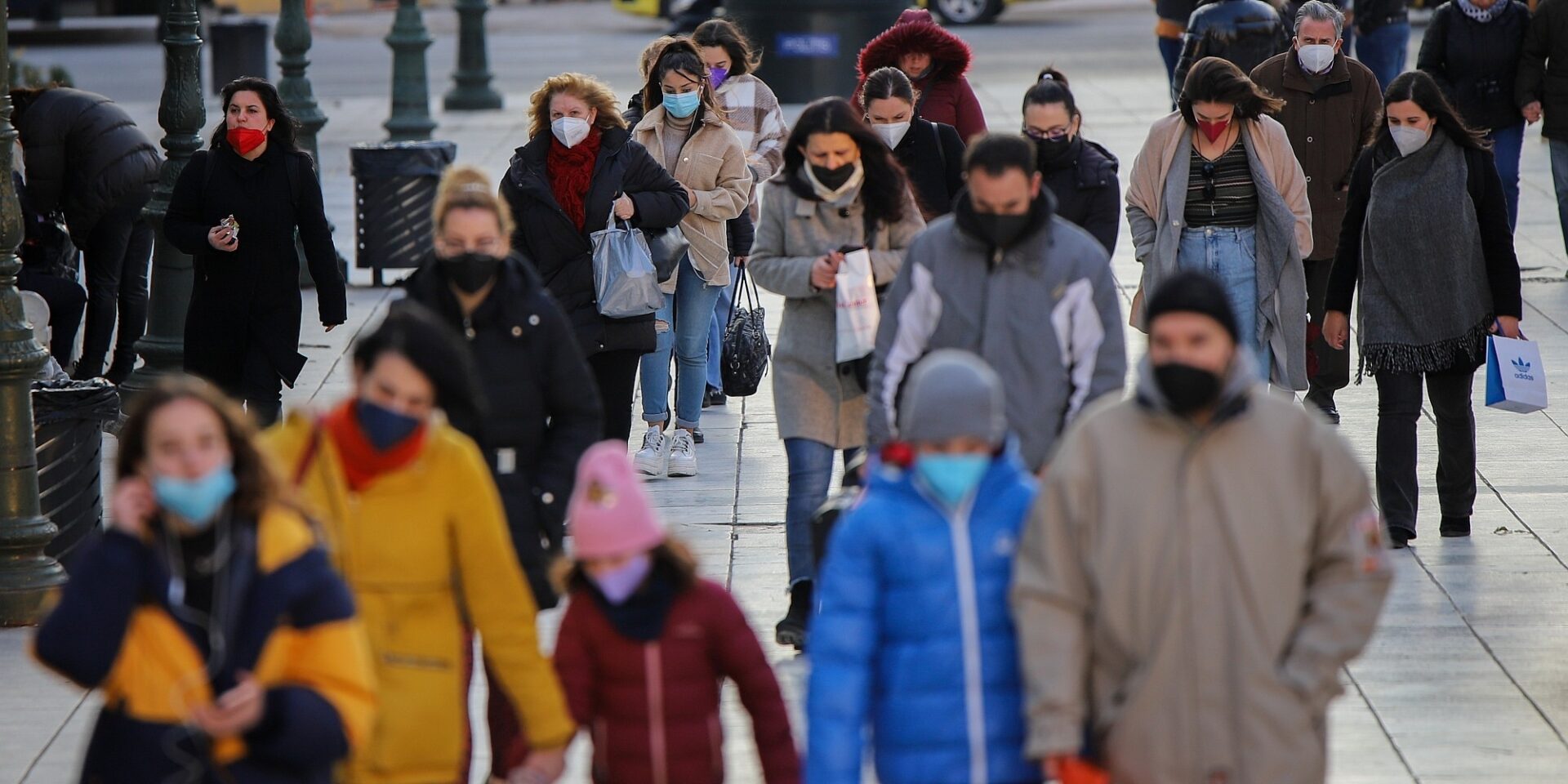 Κόσμος περπατάει στο κέντρο της Αθήνας