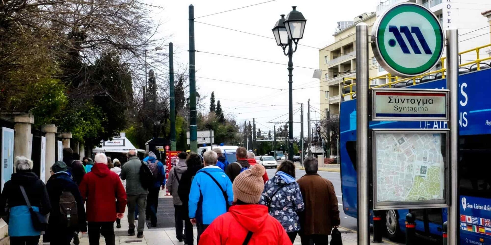 Πολίτες στο Σύνταγμα, έξω από το ΜΕΤΡΟ