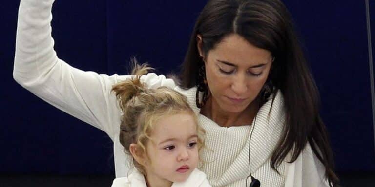 Licia Ronzulli: Η Ιταλίδα πολιτικός που «μεγαλώνει» την κόρη της μέσα στο Ευρωπαϊκό Κοινοβούλιο (εικόνες)