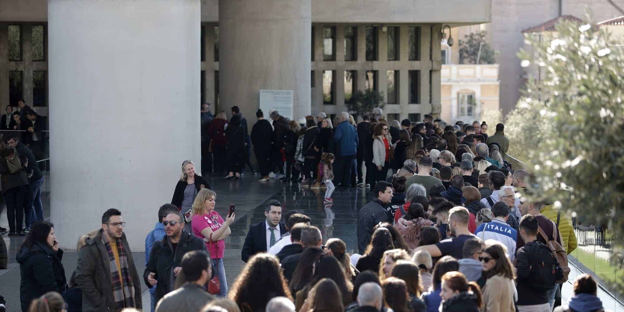 Πολίτες περιμένουν για να μπουν στο Μουσείο Ακρόπολης