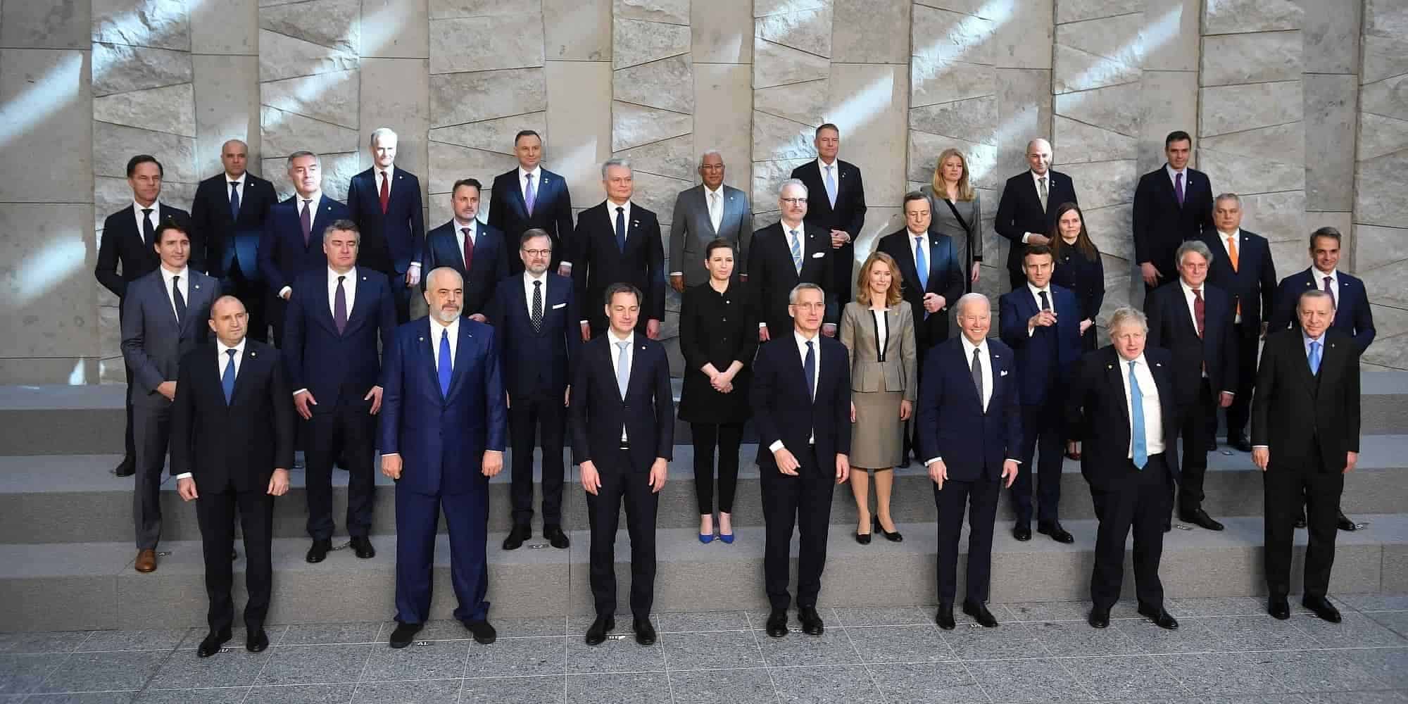 Οι αρχηγοί κρατών του ΝΑΤΟ στέκονται μαζί για μια οικογενειακή φωτογραφία κατά τη διάρκεια της έκτακτης Συνόδου Κορυφής του ΝΑΤΟ