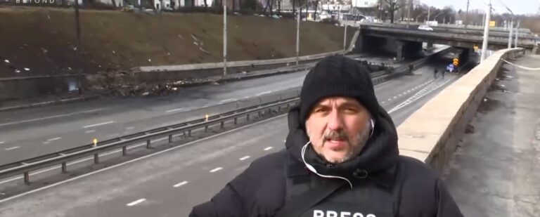 Συγκλονιστικό βίντεο από Ουκρανία: Έκρηξη στο Κίεβο τη στιγμή που ο ρεπόρτερ του OPEN ήταν στον αέρα