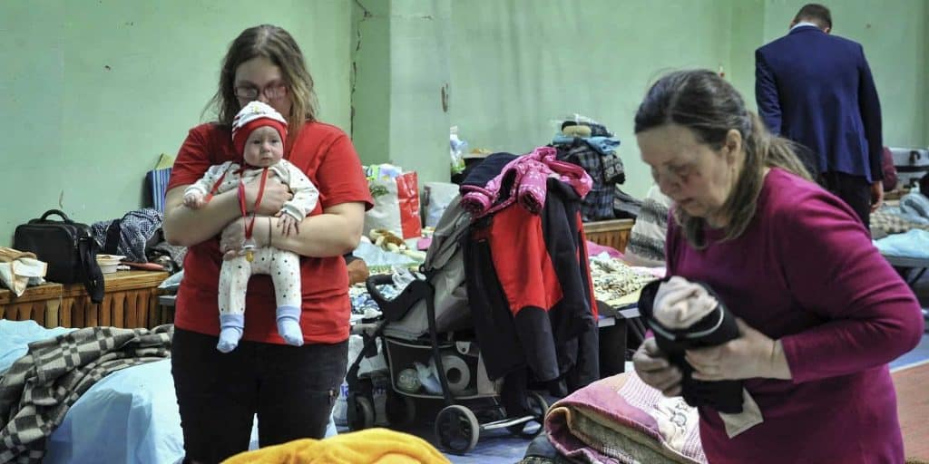 Μητέρα με το μωρό της σε κέντρο προσωρινής φιλοξενίας προσφύγων