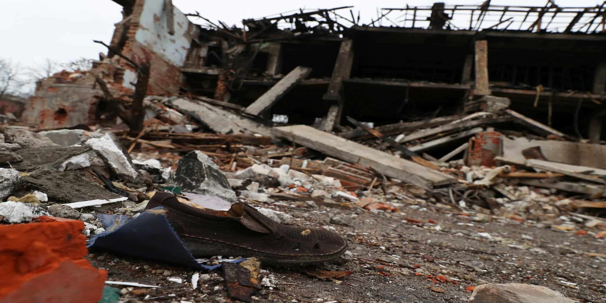 Συντρίμμια σε εργοστάσιο στην Ουκρανία, μετά από βομβαρδισμό