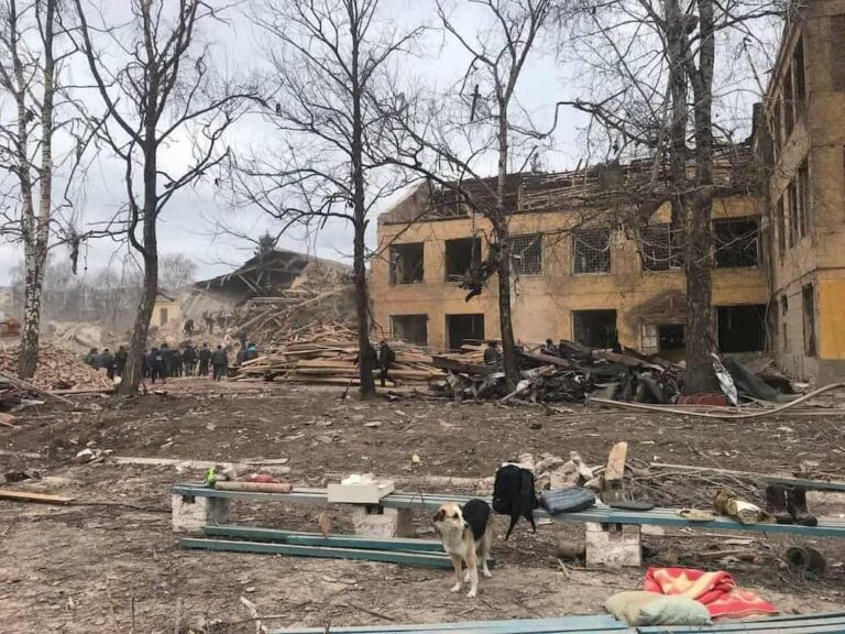 Ουκρανία: Πάνω από 70 Ουκρανοί στρατιώτες σκοτώθηκαν στον βομβαρδισμό βάσης στην πόλη Οχτίρκα (εικόνες)