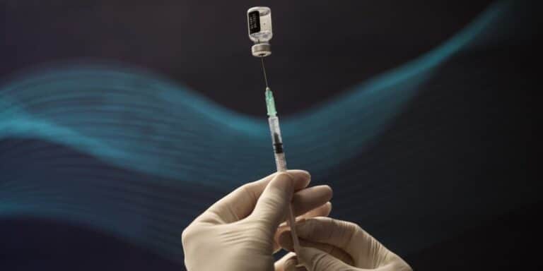 Η Pfizer ζητά την έγκριση της τέταρτης δόσης εμβολίου κατά του κορονοϊού για τους άνω των 65