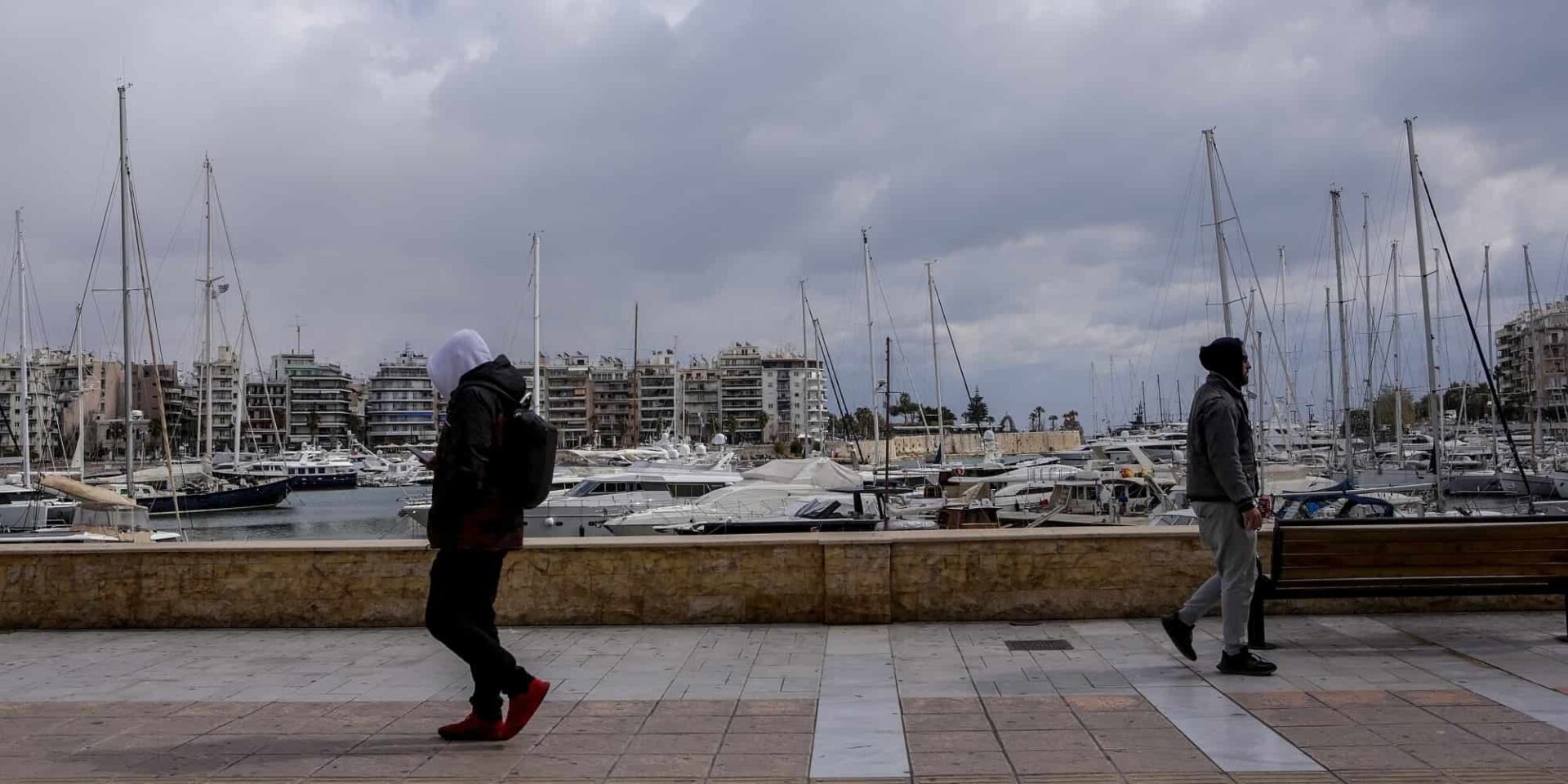 Πολίτες περπατούν στο λιμάνι του Πειραιά