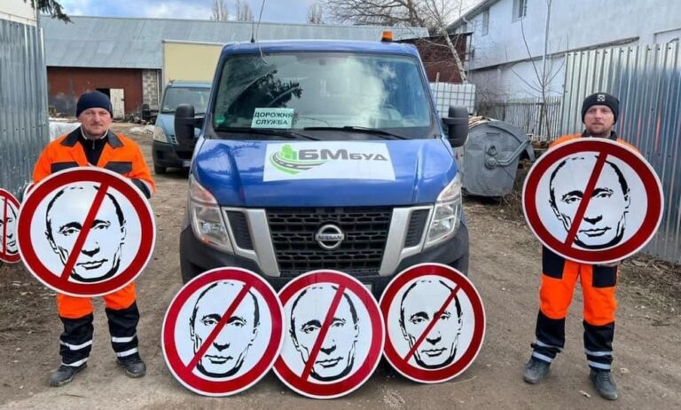 Ουκρανία: Βάζουν πινακίδες στους δρόμους με απαγορευτικό σήμα την μορφή του Πούτιν – «Άντε γ@@@ και πίσω στη Ρωσία» (εικόνες)
