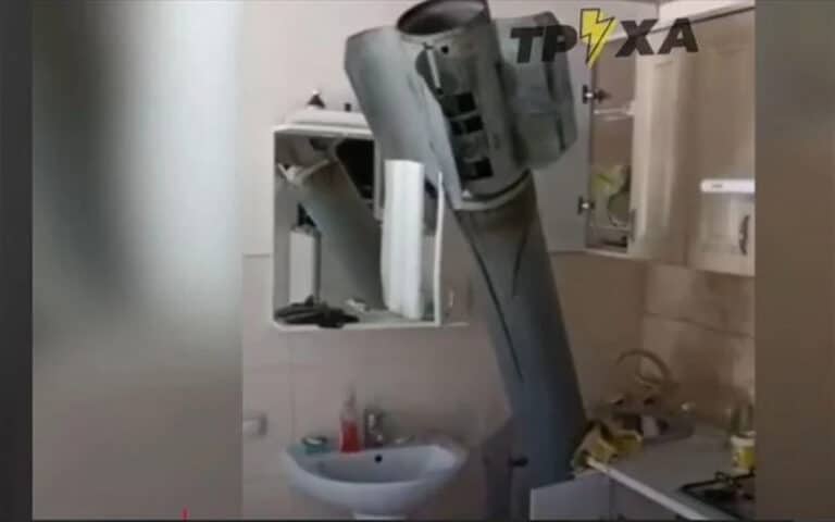 Ουκρανία: Ρουκέτα «καρφώθηκε» στην κουζίνα σπιτιού στο Χάρκοβο χωρίς να εκραγεί – Οβίδα έπεσε σε αμάχους σε σούπερ μάρκετ (βίντεο)