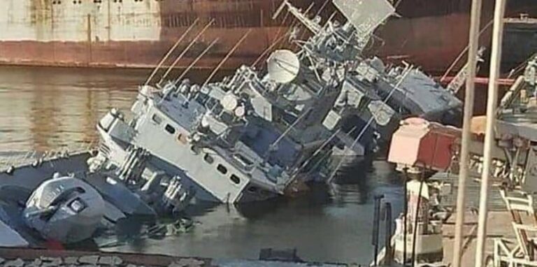 Η Ουκρανία βύθισε τη ναυαρχίδα του Πολεμικού Ναυτικού της για να μην πέσει στα χέρια των Ρώσων (εικόνες)