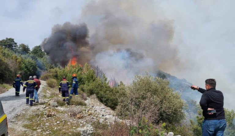 Μεγάλη φωτιά σε δασική έκταση στη Σάμο – Εκκενώνεται προληπτικά ο οικισμός Βουρλιώτες (εικόνες & βίντεο)