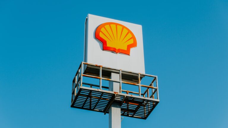 Η Shell ζητά συγγνώμη και ανακοινώνει ότι θα σταματήσει να αγοράζει ρωσικό αέριο