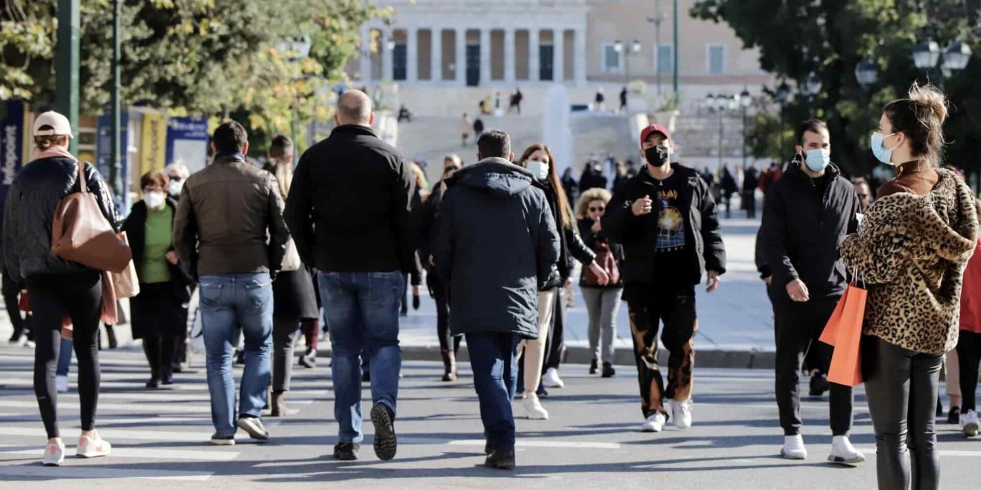 Κόσμος περπατάει στο Σύνταγμα με μάσκες