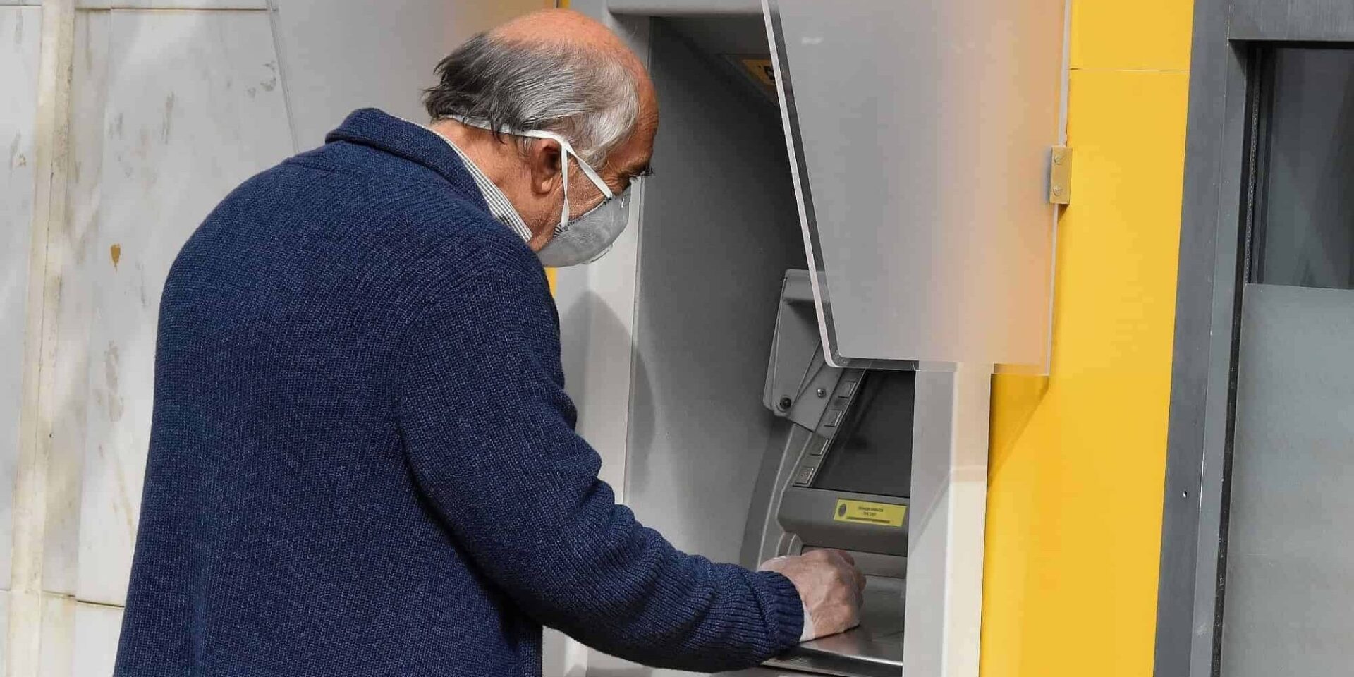 Συνταξιούχος τραβάει χρήματα από το ΑΤΜ - Συνταξιοδότηση - Συντάξεις
