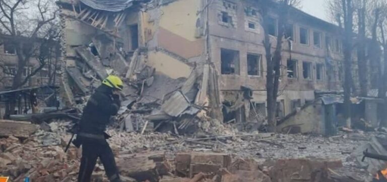 Ουκρανία: Βομβαρδισμοί σε κατοικημένη περιοχή στον Δνείπερο – Αναφορές για έναν νεκρό (εικόνες & βίντεο)