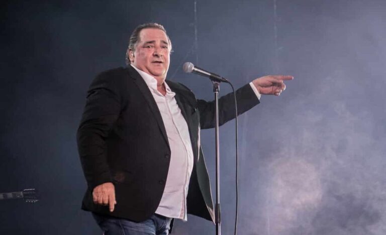 Ο Βασίλης Καρράς έφυγε από το νοσοκομείο και τραγούδησε με την πεταλούδα στο χέρι  – «Δεν κρεμάω τόσο κόσμο» (βίντεο)