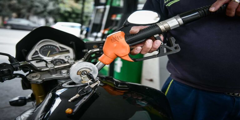 Καύσιμα: Στα ύψη εκτοξεύτηκε η τιμή βενζίνης και πετρελαίου – Σε απόγνωση πρατηριούχοι και καταναλωτές