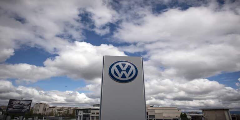 Ο πόλεμος «επηρεάζει» και το αυτοκίνητο – Η Volkswagen διακόπτει μέρος των παραγγελιών λόγω έλλειψης «τσιπ»